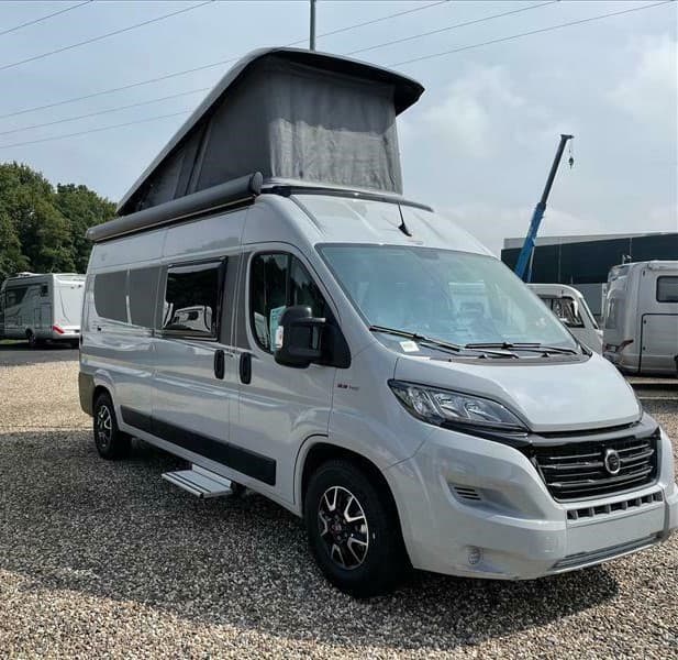 Carado CV 600 mit Schlafdach - Camper für bis zu 4 Personen mieten