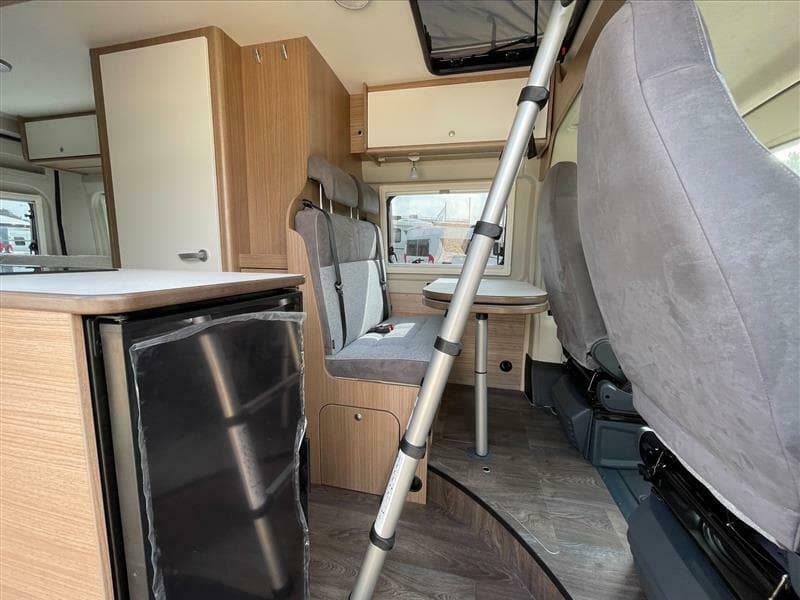 Carado CV 600 mit Schlafdach - Camper für bis zu 4 Personen mieten