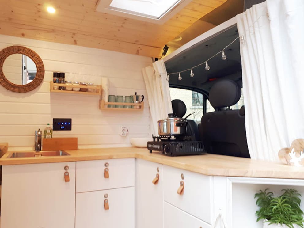 Fatima: Außen Secret - Innen Camper, individuelles Wohnmobil in Leipzig