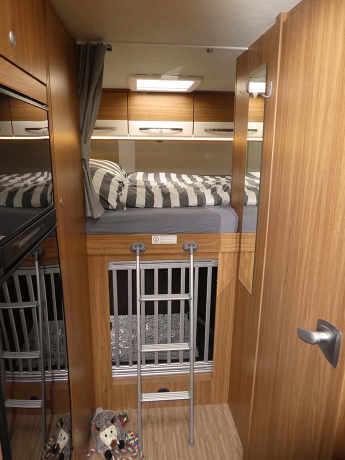 Fellnasenmobil Carado A464: Das Alkoven-Wohnmobil für Hunde in Roßhaupten