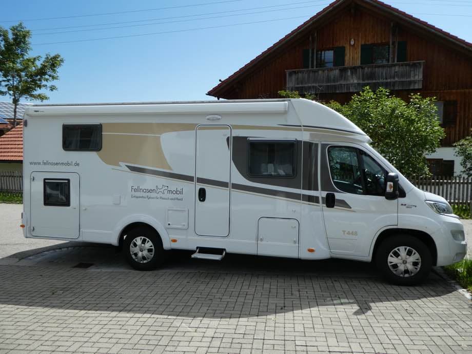 Fellnasenmobil Carado T448: Das Wohnmobil für Hunde in Roßhaupten