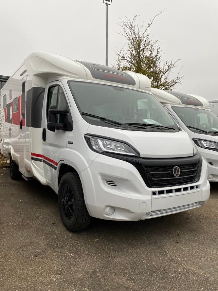 La marca 69 - Teilintegriertes Wohnmobil mit Platz für bis zu 4/5 Personen in Weil im Schönbuch (Böblingen)