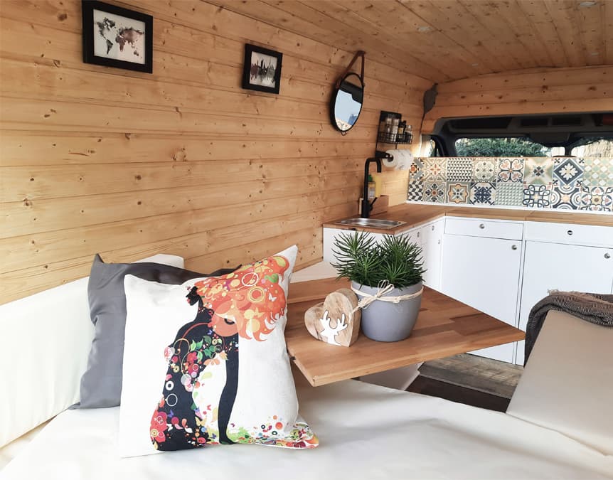 Lotte: Außen Secret - Innen Camper, individuell ausgebautes Wohnmobil in Leipzig