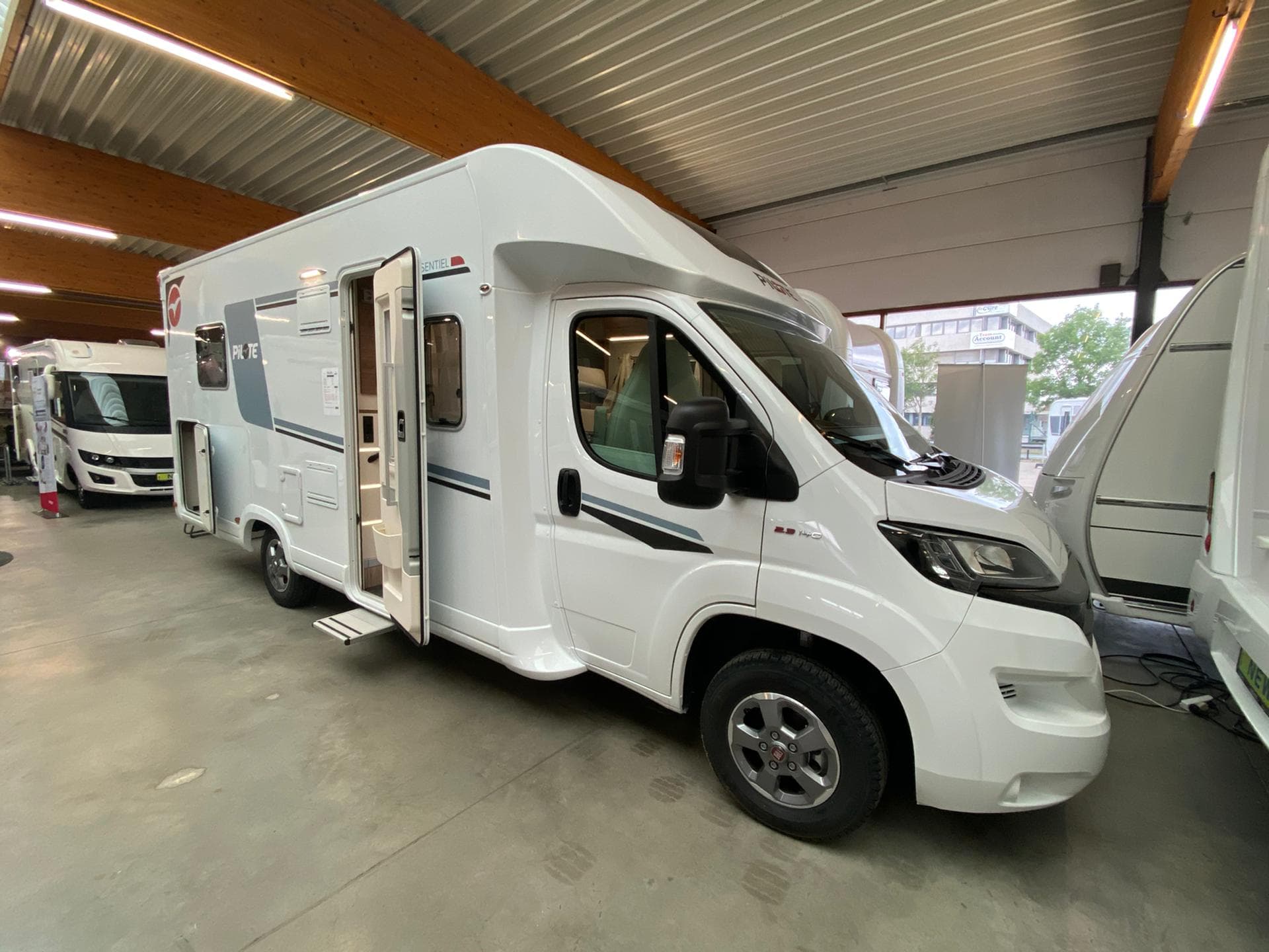 Pilote P726 FC mit Queensize- und Hubbett - Wohnmobil in Bad Zurzach (Schweiz)