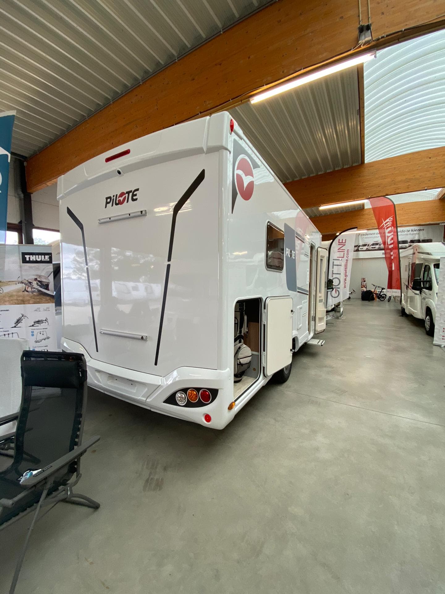 Pilote P726 FC mit Queensize- und Hubbett - Wohnmobil in Bad Zurzach (Schweiz)