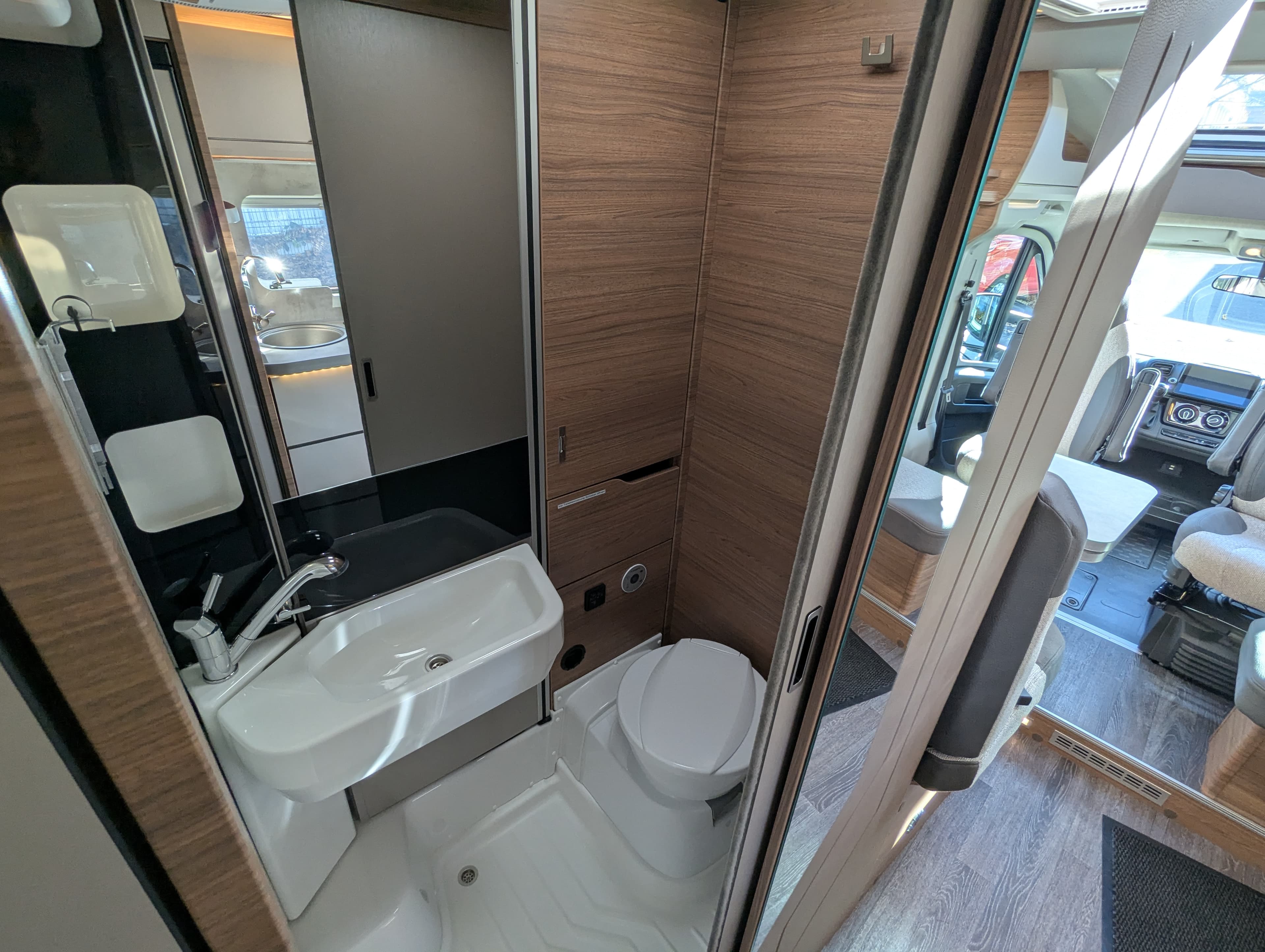 Knaus Van TI / Live TI 650 MEG - luxuriöses Wohnmobil mit Klimaanlage - in Leverkusen