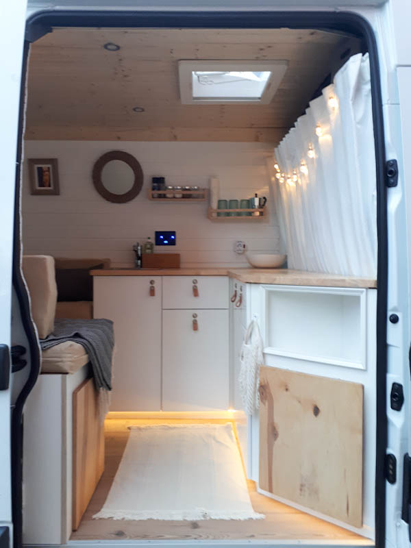 Fatima: Außen Secret - Innen Camper, individuelles Wohnmobil in Leipzig