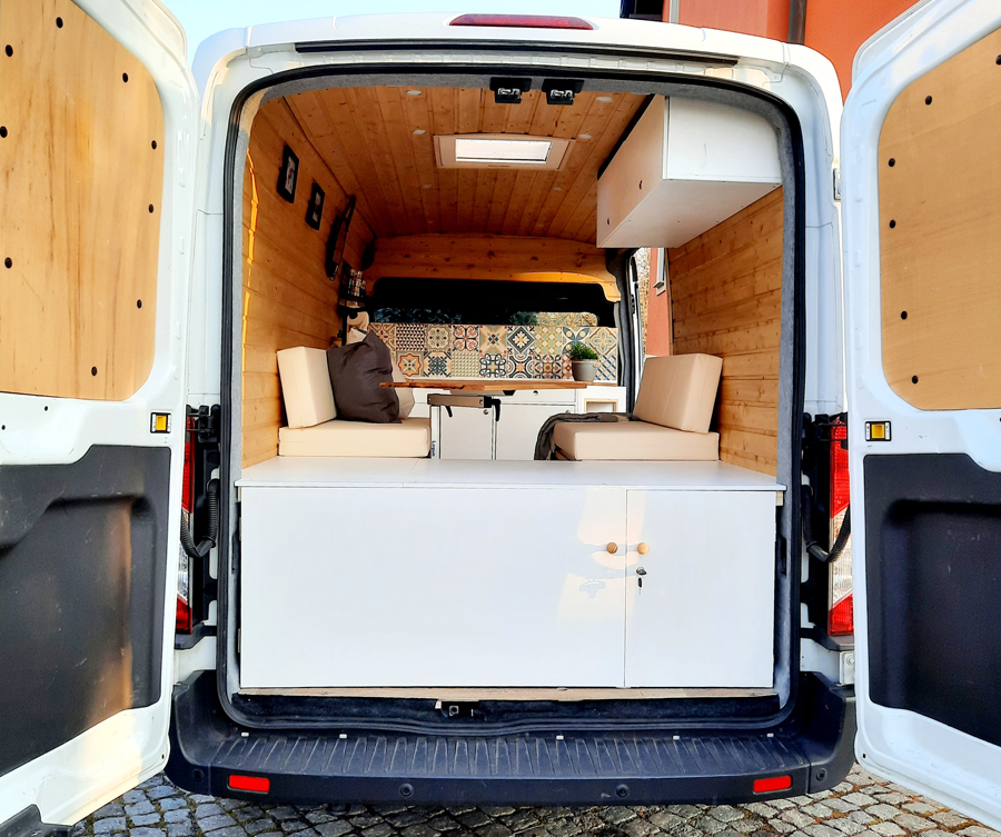 Lotte: Außen Secret - Innen Camper, individuell ausgebautes Wohnmobil in Leipzig