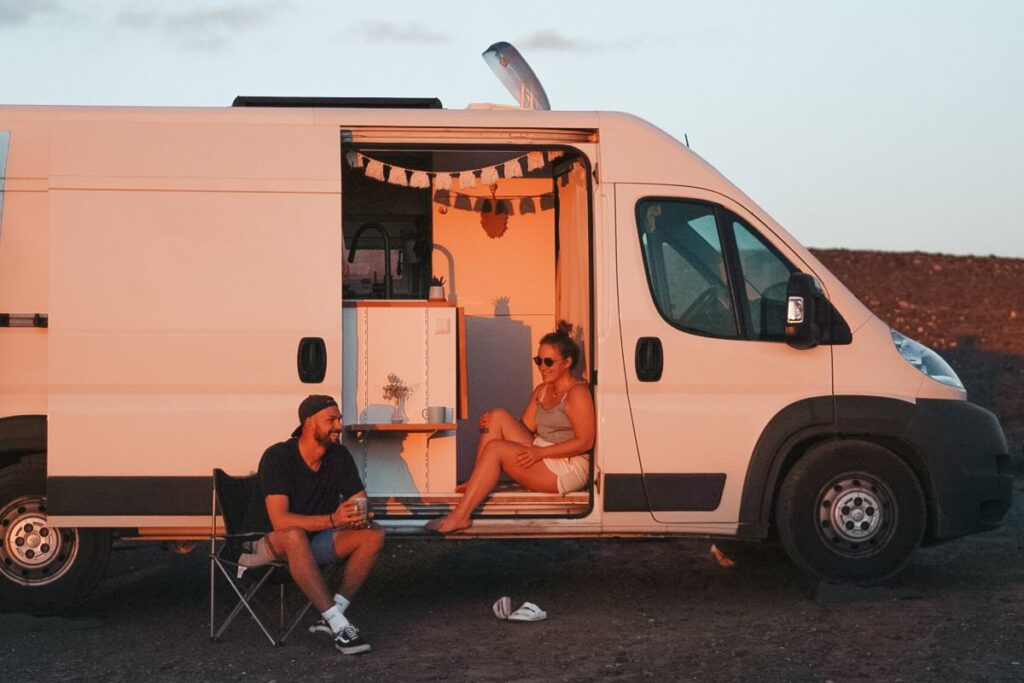 Zwei Menschen in einem Van