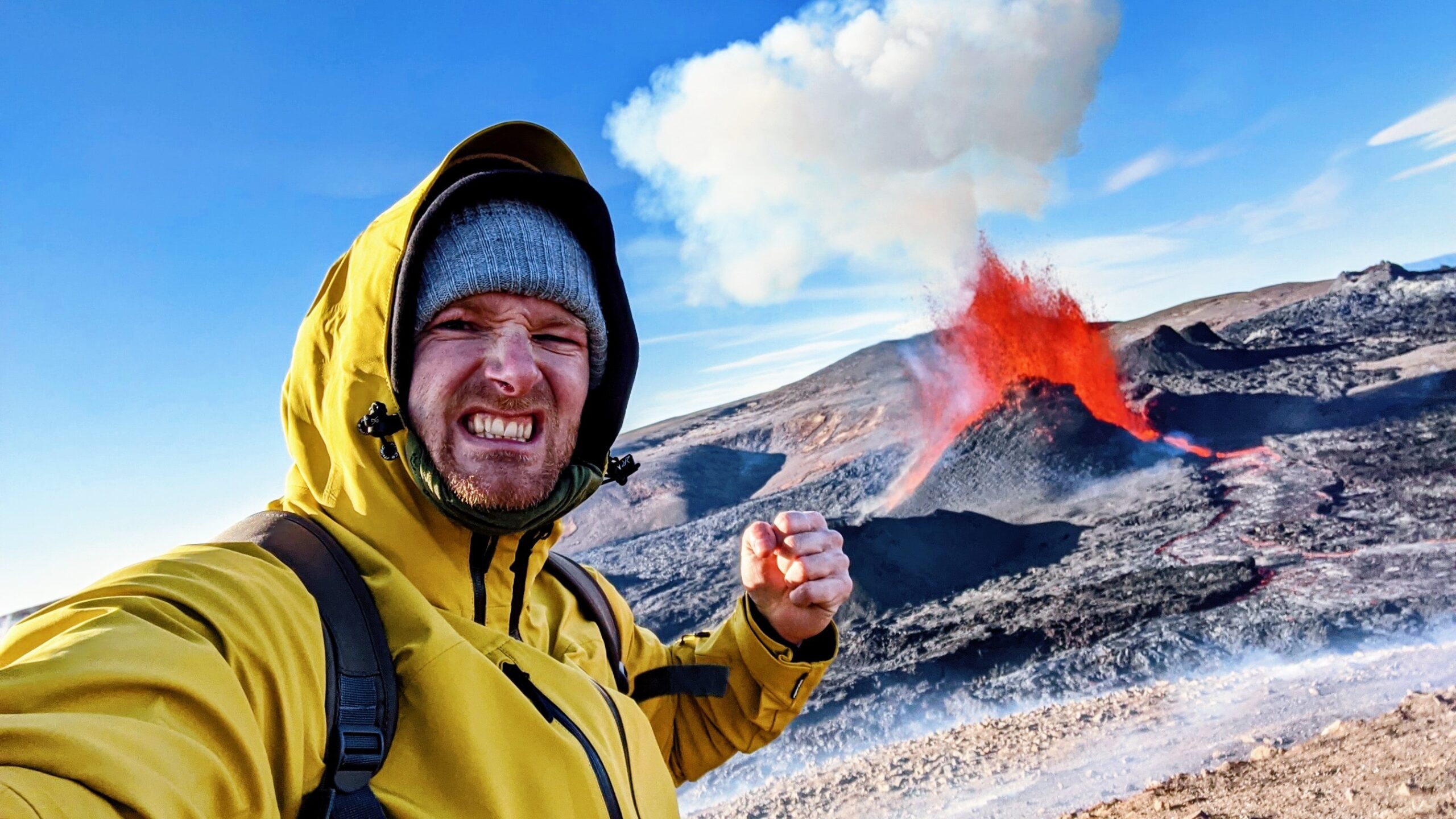 Zu sehen ist der Autor dieses Textes Rick Kunzmann vor einem Vulkan in Island