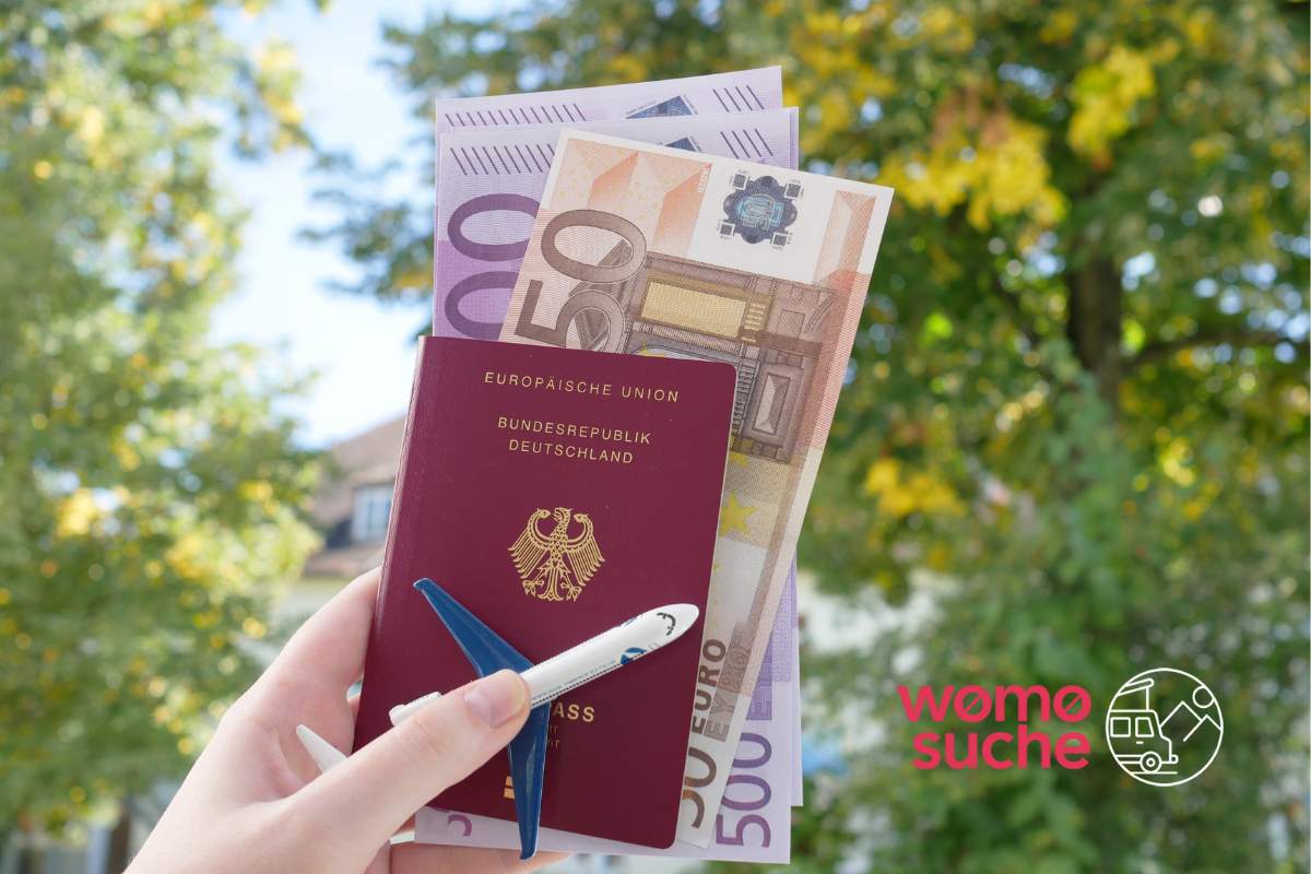 deutschen Reisepass und Geld in der Hand