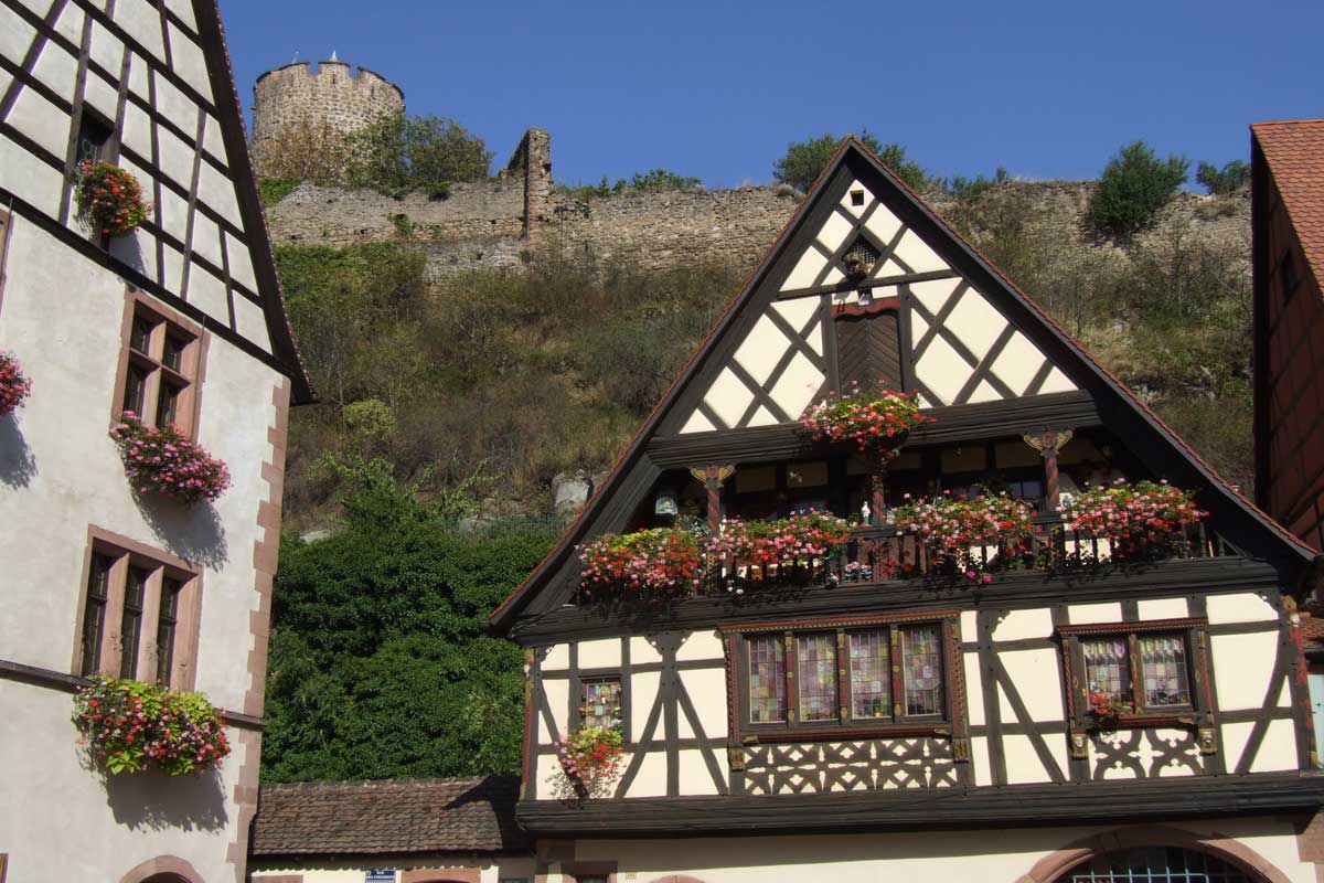Kaysberg mit Burg im Hintergrund