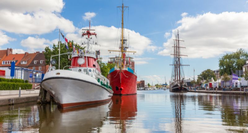 Emden ist die größte Stadt Ostfrieslands, weswegen auch sie in den Reisebericht über Ostfriesland gehört.