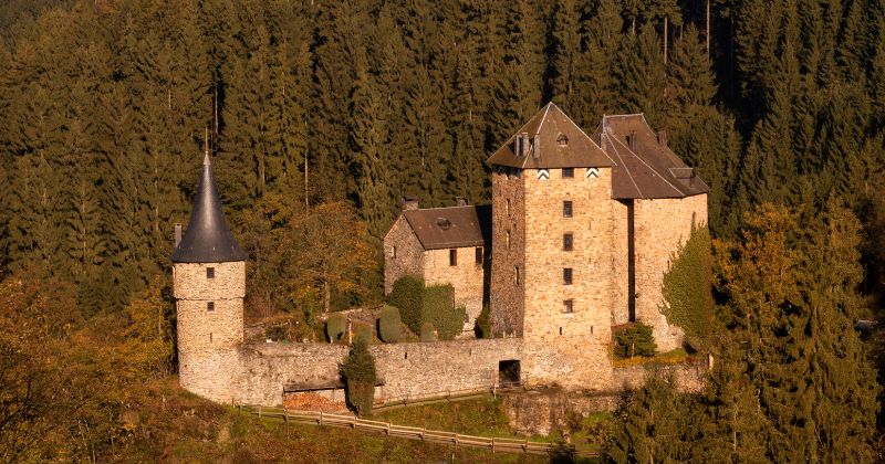 Die Burg Reinhardstein ist nicht nur schön anzusehen, sondern bietet auch ideale Wanderwege.